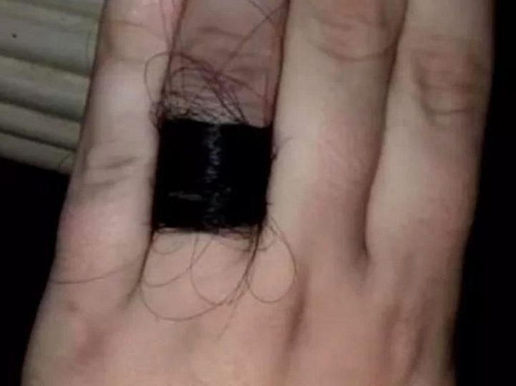 Pria Lamar Pacar dengan Cincin yang Terbuat dari Rambutnya, Netizen Jijik