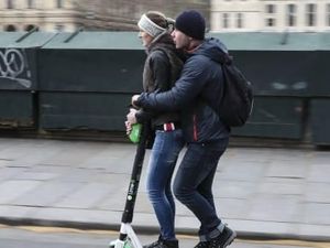 Paris Larang Skuter Listrik di Trotoar