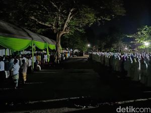 Ratusan Warga Kediri Berburu Berkah dengan Salat Tahajud Bersama