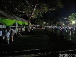 Ratusan Warga Kediri Berburu Berkah dengan Salat Tahajud Bersama