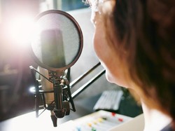 Fakta Voice Over, Pekerjaan Menjanjikan yang Kian Populer di Era Digital