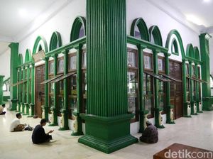 Melihat Aktivitas Ziarah di Makam Mbah Priok Saat Ramadhan Melihat Aktivitas Ziarah di Makam Mbah Priok Saat Ramadhan