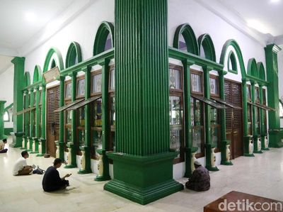 Melihat Aktivitas Ziarah di Makam Mbah Priok Saat Ramadhan