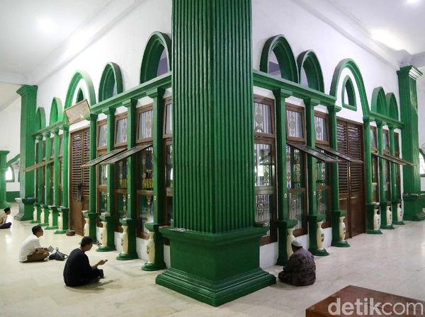 Melihat Aktivitas Ziarah di Makam Mbah Priok Saat Ramadhan