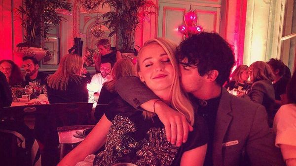 Manisnya Gaya Sophie Turner Saat Makan Bareng Joe Jonas hingga Maisie Williams