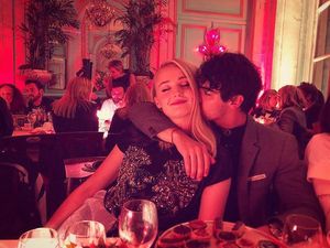 Manisnya Gaya Sophie Turner Saat Makan Bareng Joe Jonas hingga Maisie Williams