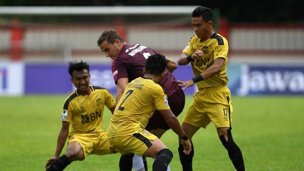 Pemain baru PSM Makassar, Eero Pekka Sakari Markkanen saat menghadapi Bhayangkara FC di Piala Indonesia. (Wahyu Putro/Antara)