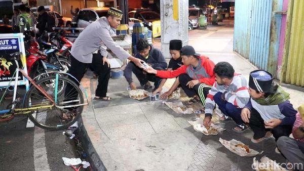 Menarik! Jaga Keamanan Polisi Bagikan Makan Sahur Gratis