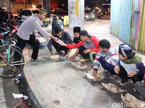 Menarik! Jaga Keamanan Polisi Bagikan Makan Sahur Gratis