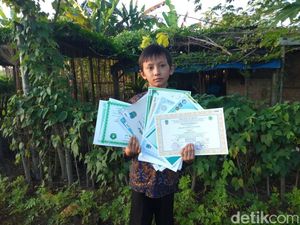 Semangat Dai Cilik Pemegang Rekor Meski Huni Gubuk di Pangandaran Semangat Dai Cilik Pemegang Rekor Meski Huni Gubuk di Pangandaran