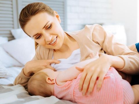 Bayi Tidur Terlalu Lama, Haruskah Dibangunkan untuk Menyusu?