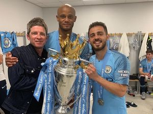 Noel Gallagher Ciptakan Suasana Konser di Ruang Ganti City