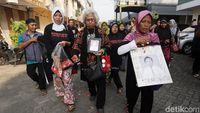 Peringati 21 Tahun Tragedi Mei 1998 Keluarga Korban Tabur Bunga