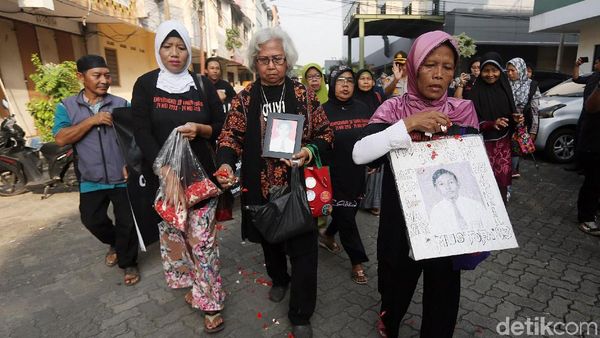 Peringati 21 Tahun Tragedi Mei 1998 Keluarga Korban Tabur Bunga