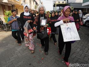 Peringati 21 Tahun Tragedi Mei 1998 Keluarga Korban Tabur Bunga