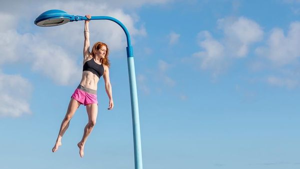 Potret Ninja Cantik yang Hobi Gelantungan di Balkon Hingga Lampu Jalan