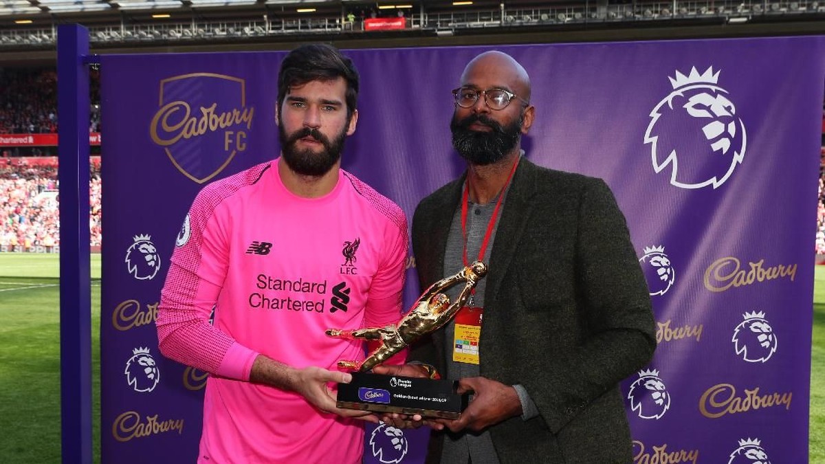 Alisson Becker jadi kiper terbaik Liga Inggris 2018/2019. (Foto: Catherine Ivill/Getty Images)