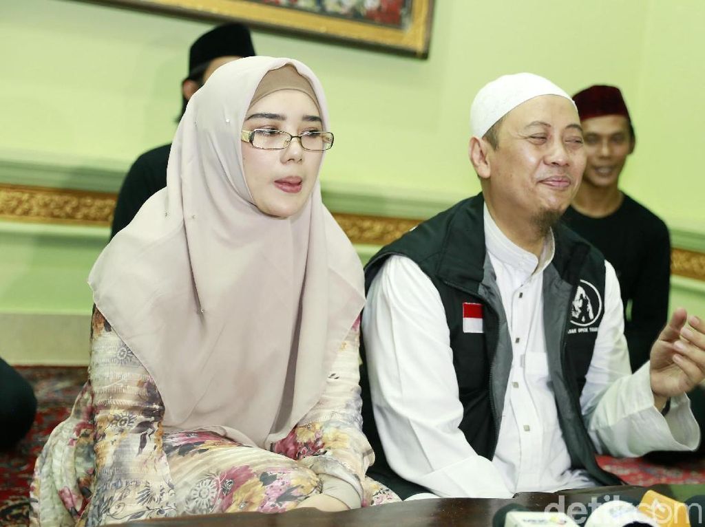 Puja-puji Bebi Silvana untuk Opick: Suami Mengagumkan Puja-puji Bebi Silvana untuk Opick: Suami Mengagumkan