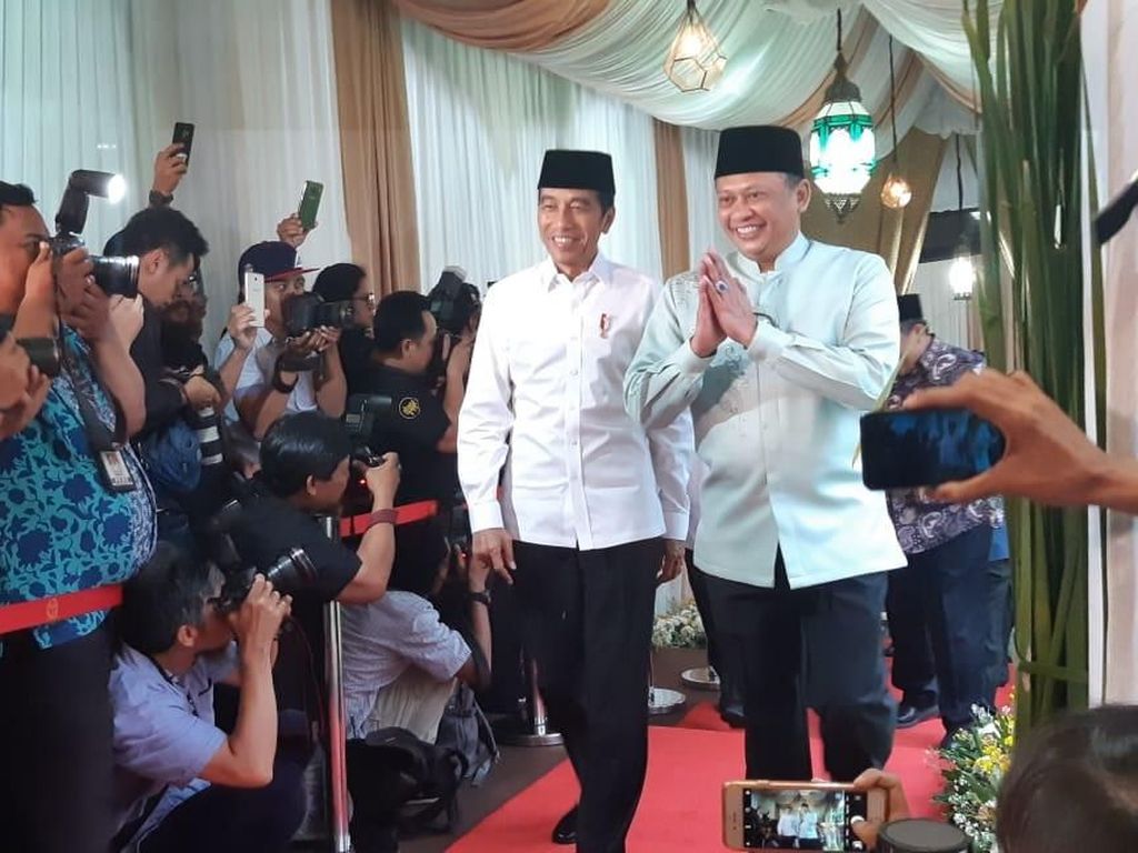 Buka Puasa Bersama di Rumah Bamsoet, Jokowi Disambut Fahri Hamzah Buka Puasa Bersama di Rumah Bamsoet, Jokowi Disambut Fahri Hamzah