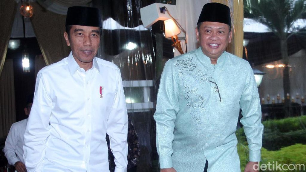Momen Jokowi Buka Puasa Bersama di Rumah Bamsoet