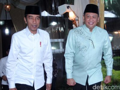 Momen Jokowi Buka Puasa Bersama di Rumah Bamsoet