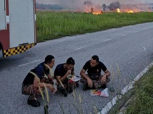 Viral, Foto Petugas Pemadam Kebakaran Buka Puasa di Pinggir Jalan