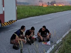 Viral, Foto Petugas Pemadam Kebakaran Buka Puasa di Pinggir Jalan