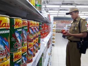 Pemkot Bekasi Cek Makanan Kedaluwarsa di Pasar Jelang Idul Fitri