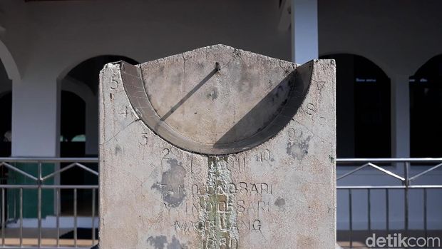 Jam matahari di Masjid Sabilurrosya'ad, Bantul.