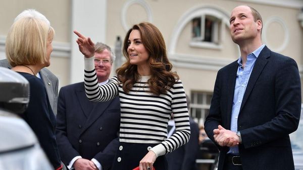 Kate Middleton Cantik Pakai Baju Garis-garis Lagi, Ini Trik Padu Padannya