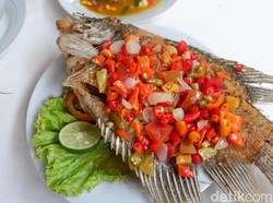 Saung Wulan: Tersengat Pedasnya Gurame Goreng Hantu Petir