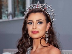 Cerita Wanita Jadi Juara Ratu Kecantikan dengan Pendengaran Hampir Tuli