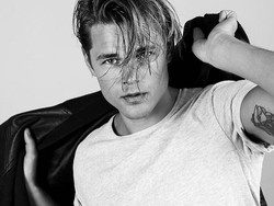 Gantengnya Model yang Punya Wajah Gabungan Brad Pitt dan Leonardo DiCaprio