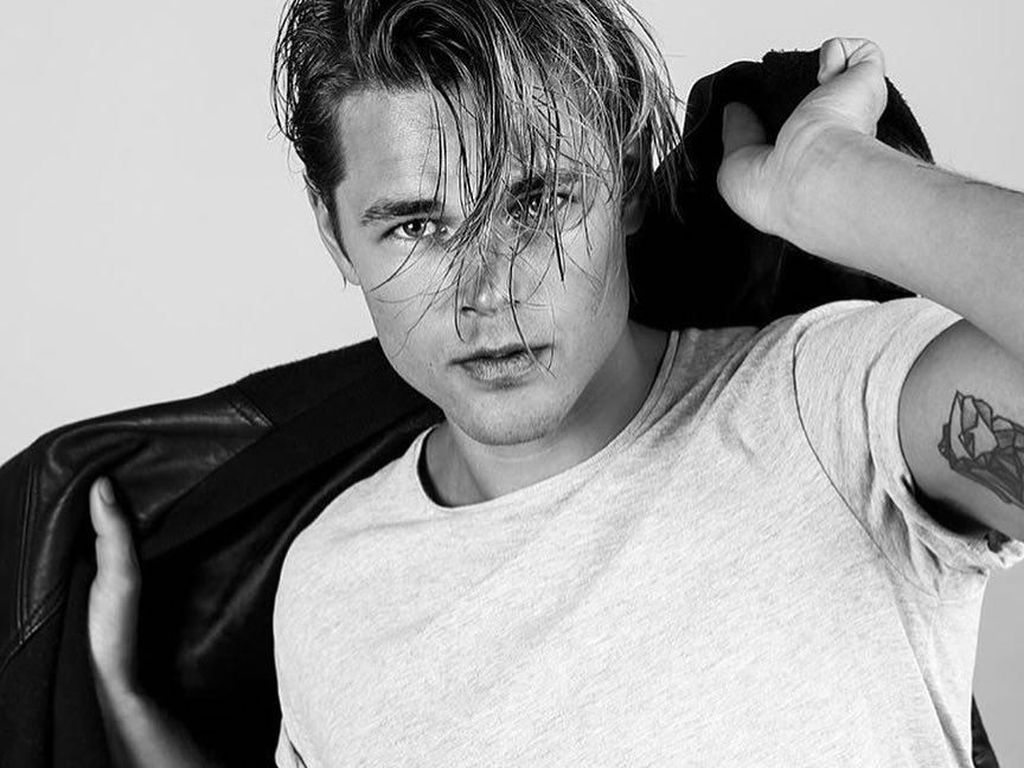 Gantengnya Model yang Punya Wajah Gabungan Brad Pitt dan Leonardo DiCaprio Gantengnya Model yang Punya Wajah Gabungan Brad Pitt dan Leonardo DiCaprio
