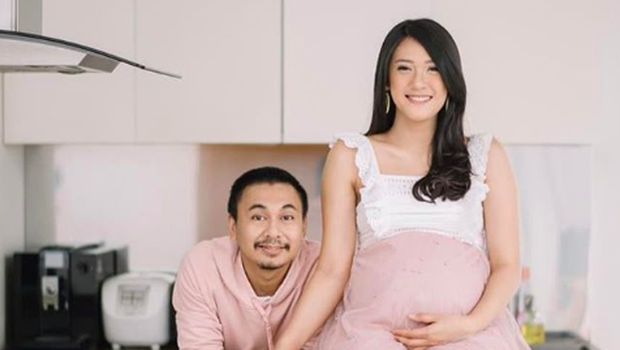 Raditya Dika dan Anissa Aziza/