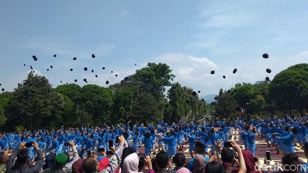 Acara lempar topi usai wisuda di SMA TN Magelang
