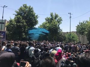 Bentrokan di Universitas Teheran Saat Demo Memprotes Aturan Berhijab