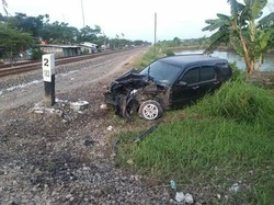 SUV Terserempet Kereta di Lamongan, Beruntung Pengemudi Selamat