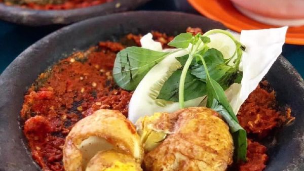 Punya Telur? Ini 10 Ide Bikin Telur Penyet Enak Buat Sahur