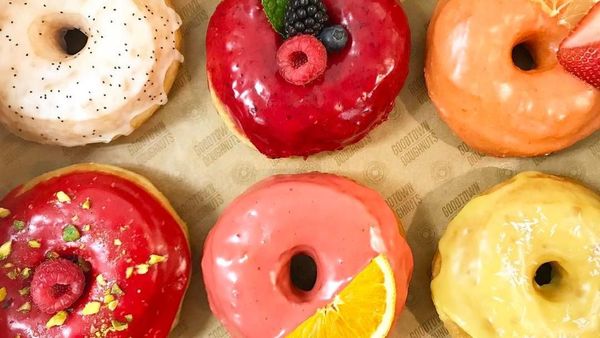 10 Donat-donat Dalam Warna Cantik Menggiurkan