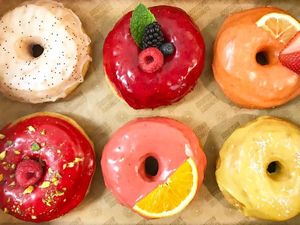 10 Donat-donat Dalam Warna Cantik Menggiurkan