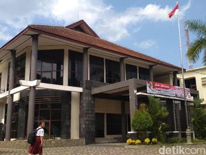 Ketua BK DPRD Tulungagung Sebut Pencolekan Dagu Korban Tak Merendahkan Ketua BK DPRD Tulungagung Sebut Pencolekan Dagu Korban Tak Merendahkan