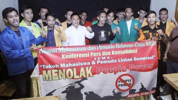 Aksi Mahasiswa Tolak People Power
