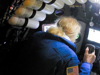 Momen Penyelam AS Temukan Kantong Plastik di Kedalaman Nyaris 11 Km