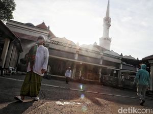 Intip Aktivitas Warga Masjid Luar Batang Jelang Buka Puasa