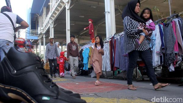 Duh, PKL dan Pengendara Motor Rajai Trotoar Tanah Abang