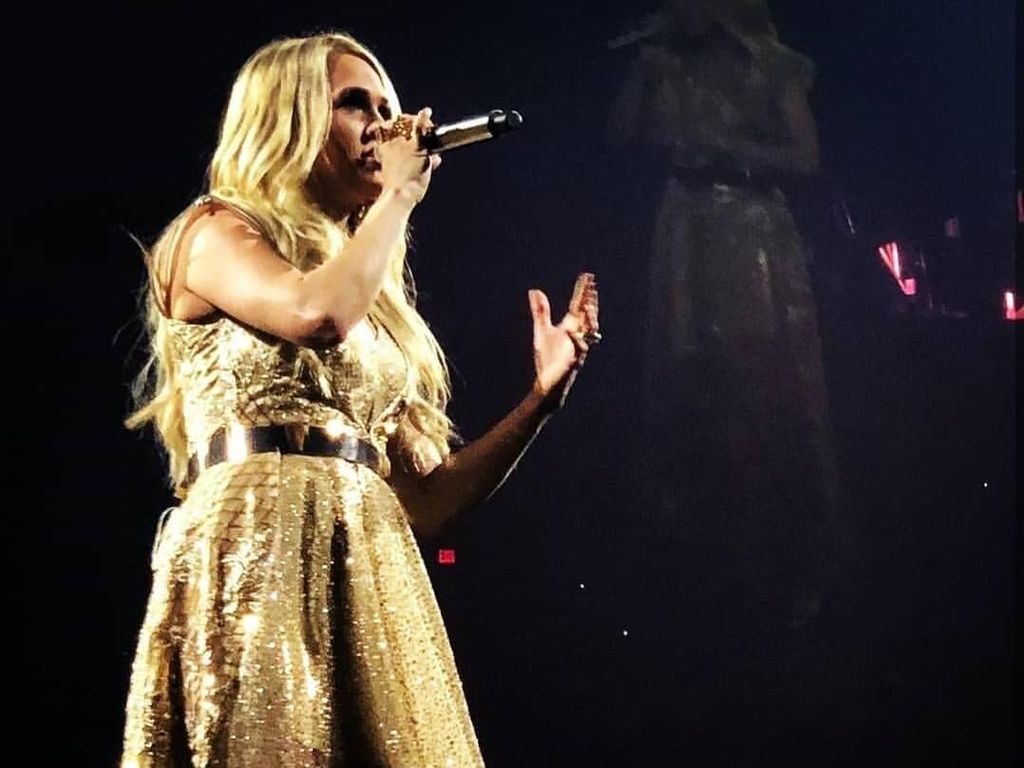 Carrie Underwood Pakai Gaun Karya Desainer Surabaya untuk Turnya di AS Carrie Underwood Pakai Gaun Karya Desainer Surabaya untuk Turnya di AS