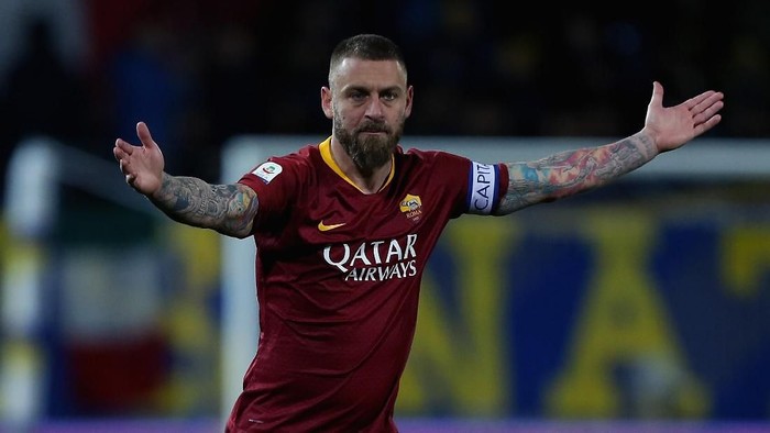 FROSINONE, ITALY - FEBRUARY 23:  Daniele De Rossi of AS Roma reacts during the Serie A match between Frosinone Calcio and AS Roma at Stadio Benito Stirpe on February 23, 2019 in Frosinone, Italy.  (Photo by Paolo Bruno/Getty Images)