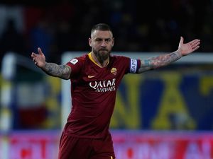 De Rossi Ulang Tahun, Minta Kado 20 Jersey Dybala ke Roma