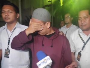 Usai Diperiksa, Pengancam Penggal Jokowi Tutupi Wajah dan Ngaku Menyesal Usai Diperiksa, Pengancam Penggal Jokowi Tutupi Wajah dan Ngaku Menyesal